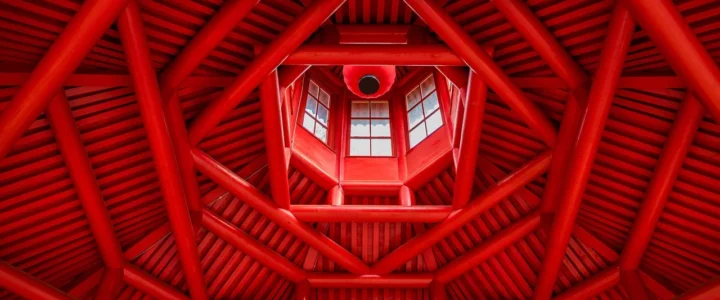 Więźba dachowa w Poznaniu: sprawdzone konstrukcje, okna i pokrycia